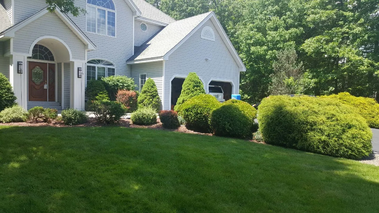 Hudson NH front yard landscaping